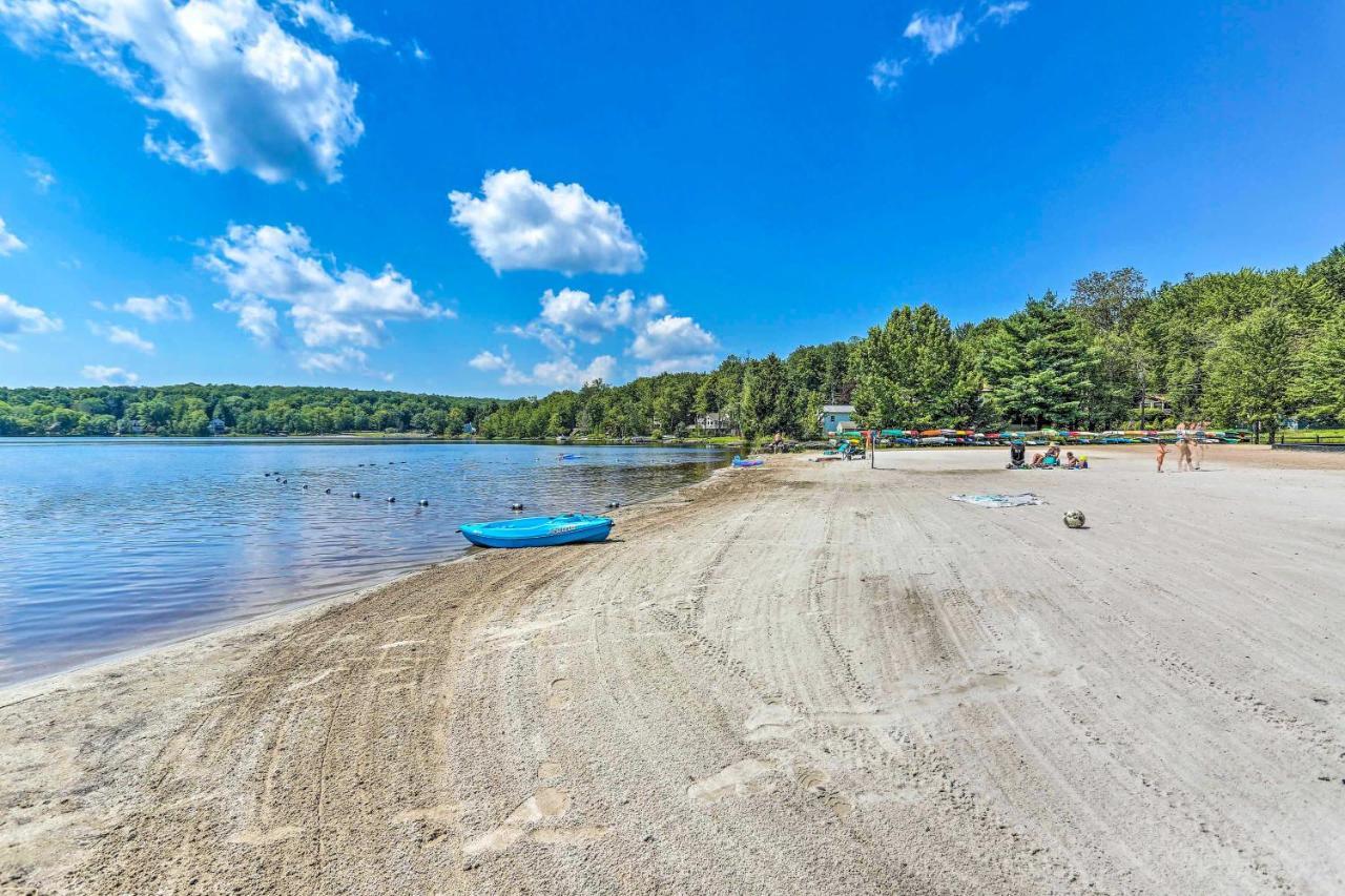Pocono A-frame With Pool Access Walk To Beach! Holiday home *