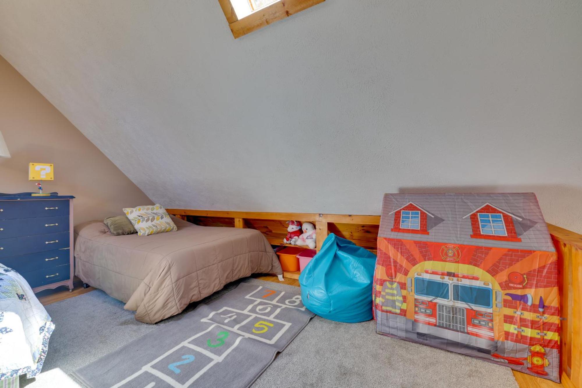 Pocono A-frame With Pool Access Walk To Beach! Holiday home