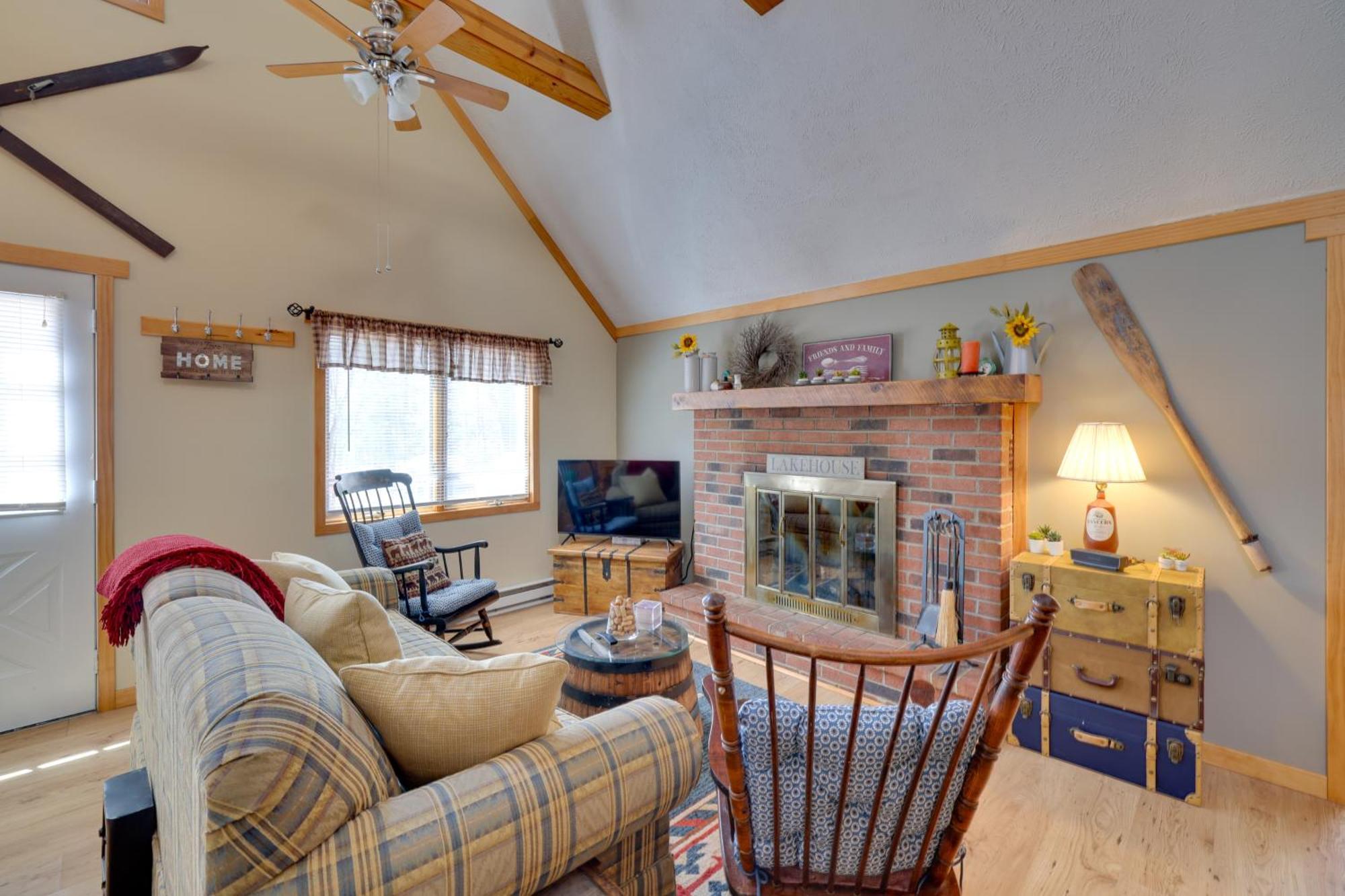 Holiday home Pocono A-frame With Pool Access Walk To Beach!