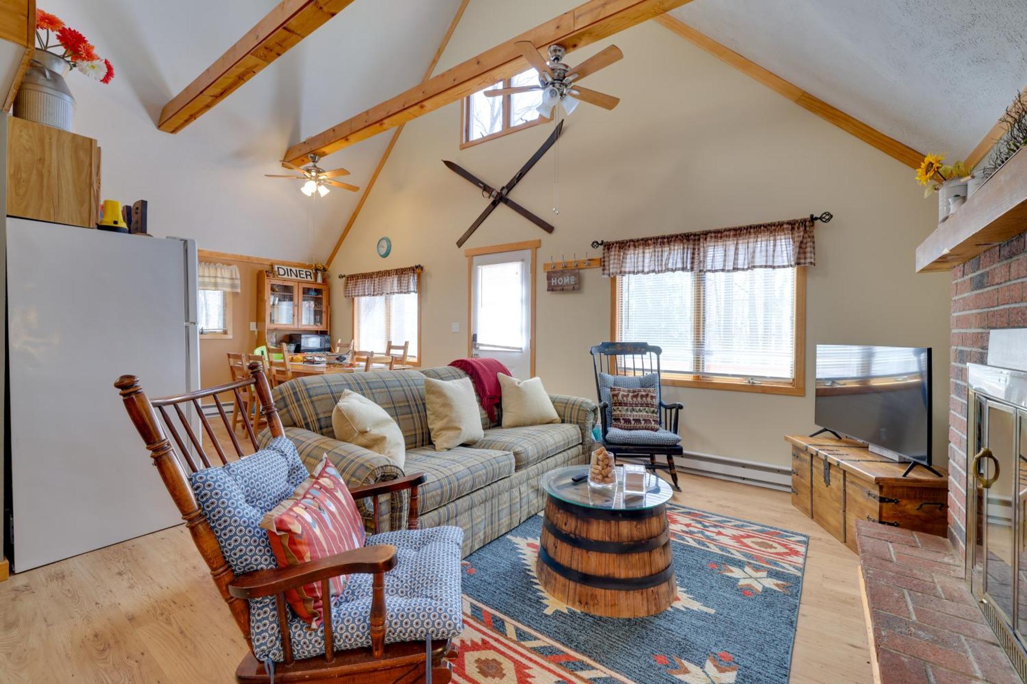 Pocono A-frame With Pool Access Walk To Beach! Holiday home Pocono Lake